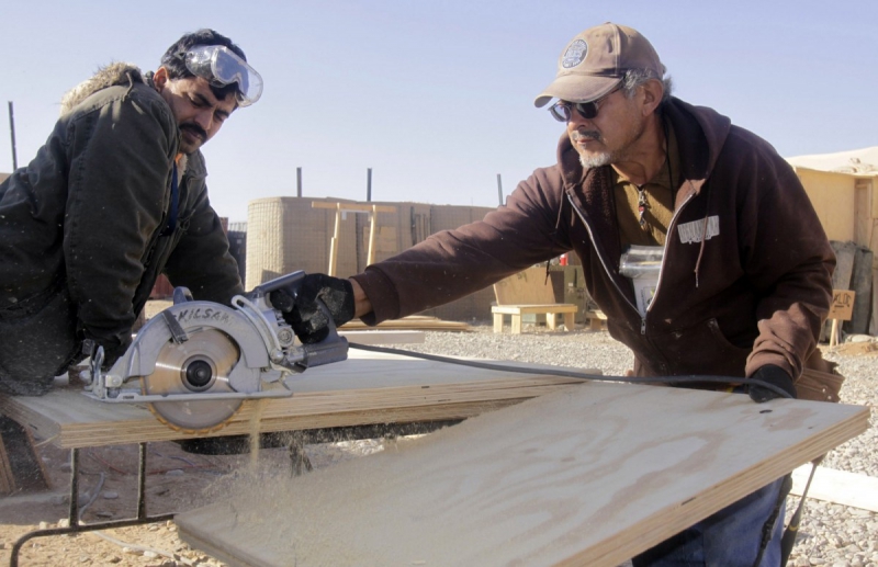menuisier-MASSOINS-min_men_working_construction_sawing_wood_building_marines_workers_equipment-1064481