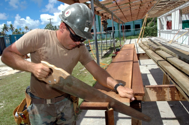 menuisier-MASSOINS-min_worker_construction_building_carpenter_male_job_build_helmet-893290